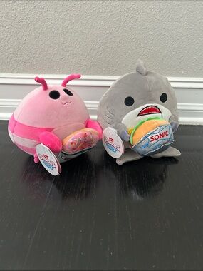 Zuru Snackles Series 2- Lily (Krispy Kreme) and William (Sonic) 8"
plushies
